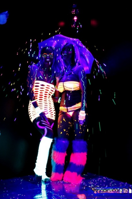 Эбигейл Мак Пуба в сети светится в темноте лесбийским сексом 7