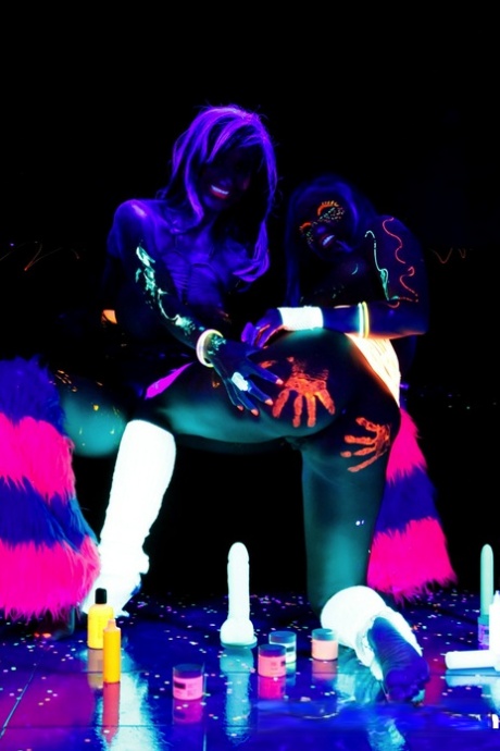 Эбигейл Мак Пуба в сети светится в темноте лесбийским сексом 6