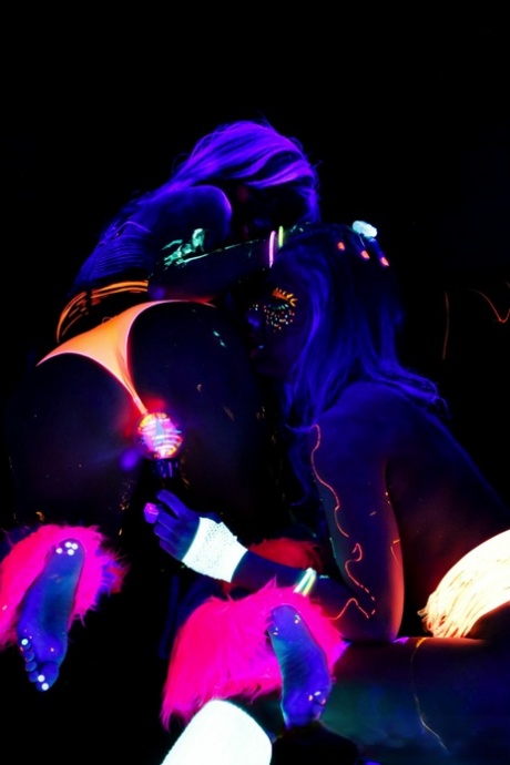 Эбигейл Мак Пуба в сети светится в темноте лесбийским сексом 5