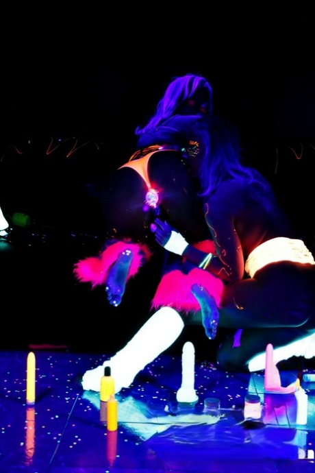 Эбигейл Мак Пуба в сети светится в темноте лесбийским сексом 2