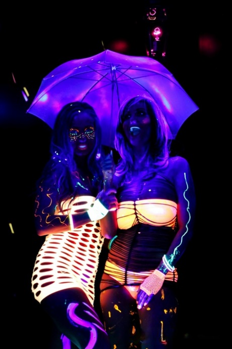 Эбигейл Мак Пуба в сети светится в темноте лесбийским сексом 9