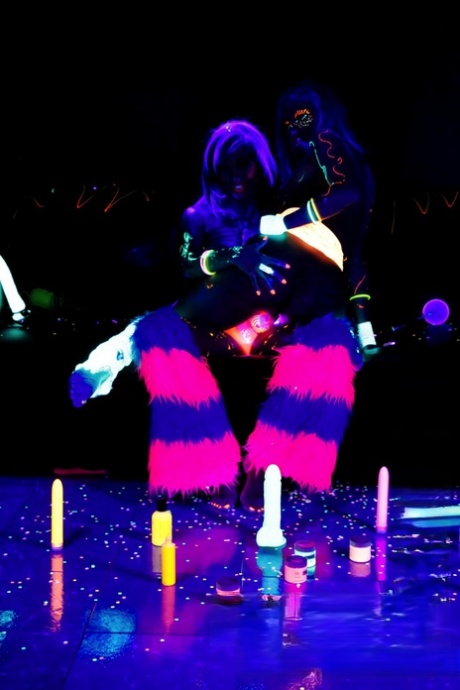 Эбигейл Мак Пуба в сети светится в темноте лесбийским сексом 14