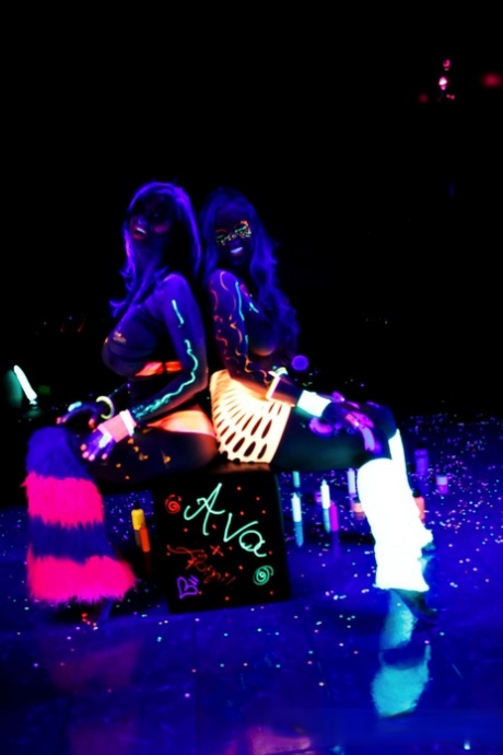 Эбигейл Мак Пуба в сети светится в темноте лесбийским сексом 11