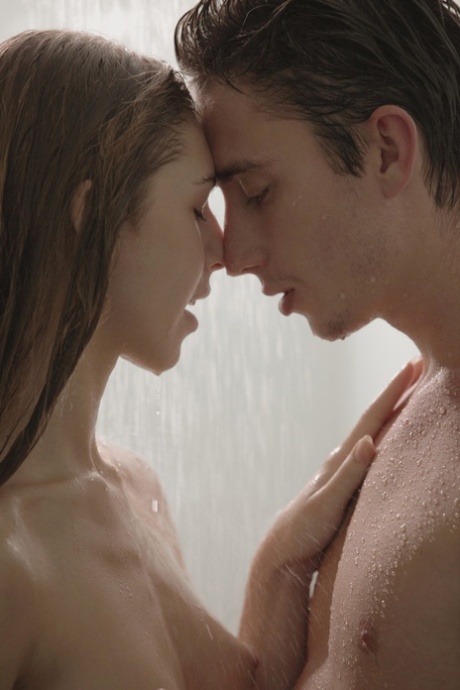 Возбужденная девушка-подросток с тугой попкой соблазняет своего сводного брата в душе 3