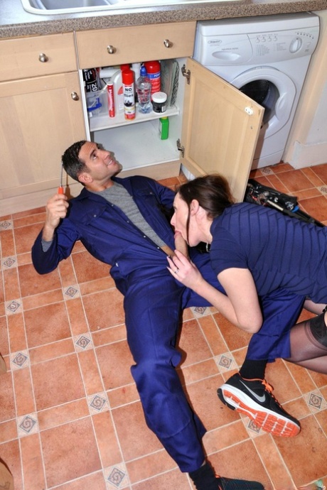 Пожилая женщина с проблемами с машиной и сантехникой берет его в задницу в качестве оплаты 4