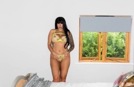 Пейдж Терна Дразнит в спальне большой задницей 14