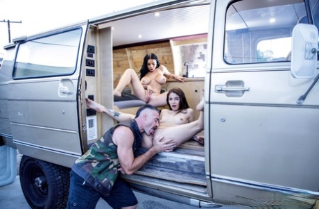 Две девушки-фигуристки занимаются сексом втроем в переоборудованном грузовом фургоне 2