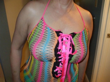 Грудастая зрелая жена Блисс позирует в своем экзотическом прозрачном сетчатом топе 11