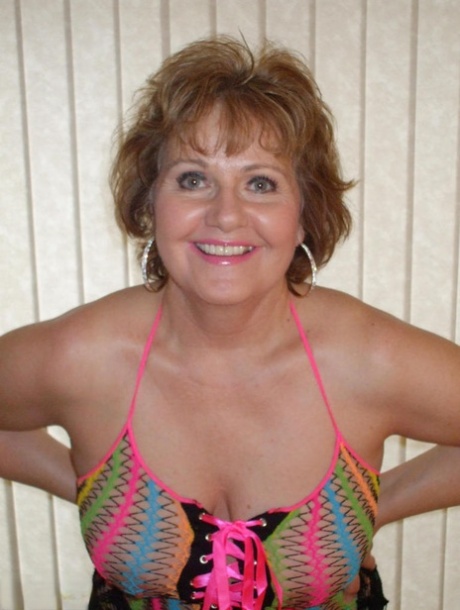 Грудастая зрелая жена Блисс позирует в своем экзотическом прозрачном сетчатом топе 17