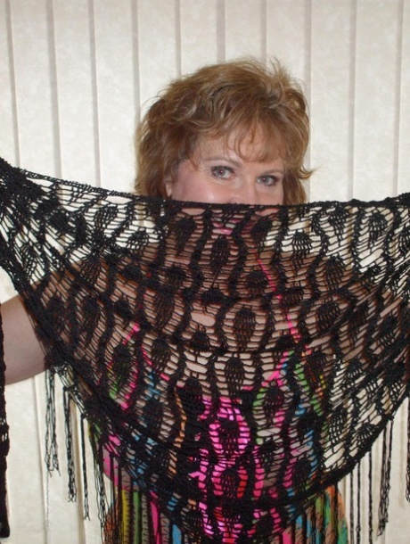 Грудастая зрелая жена Блисс позирует в своем экзотическом прозрачном сетчатом топе 3