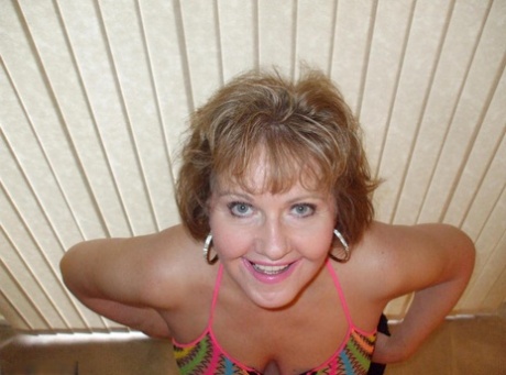 Грудастая зрелая жена Блисс позирует в своем экзотическом прозрачном сетчатом топе 7